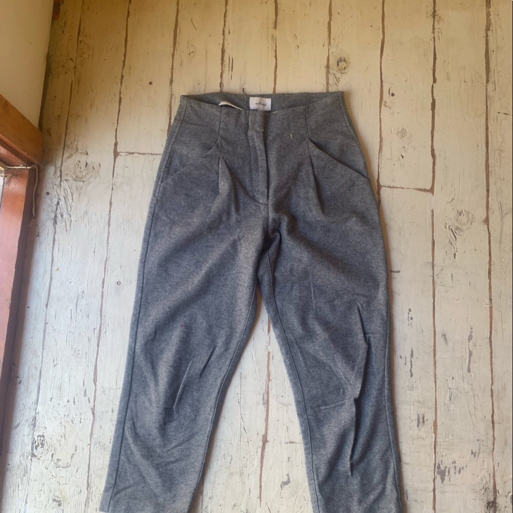 Aritzia Pleated cropped Wilfred dress pants